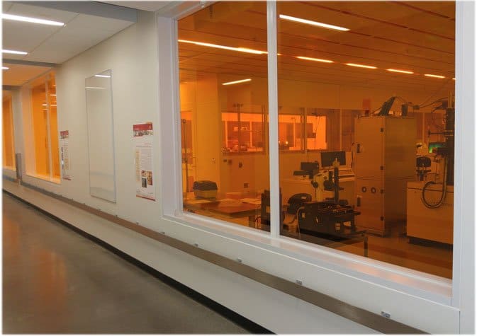 Sunblock Amber 81 is een folie waarbij het UV lichtspectrum en gele licht spectrum wordt geweerd. Dit is ideaal in Cleanroom omgevingen en laboratoria.