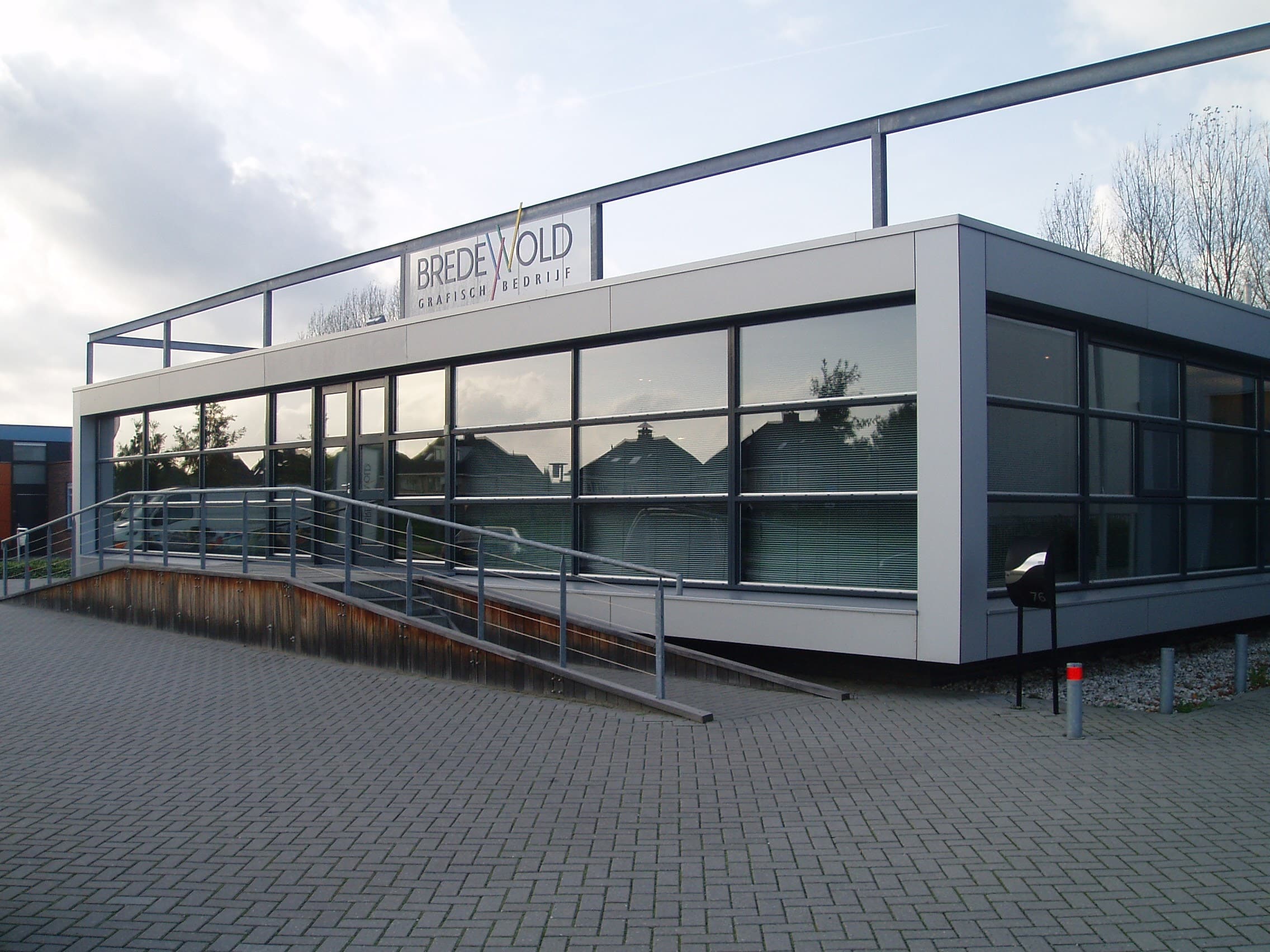 Drukkerij Bredewold in Wezep werd voorzien van Clearview 40 teneinde zonnewarmte te reduceren en de hinderlijke schittering te verminderen