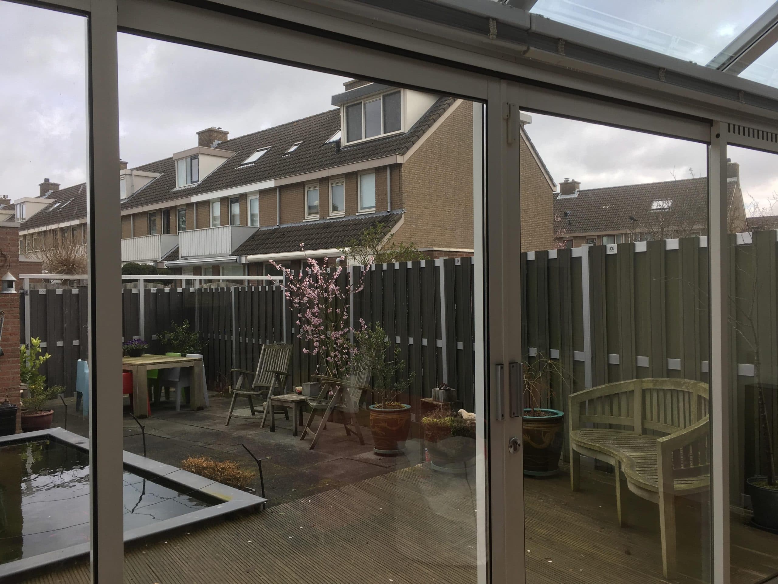 Clearview 60 gemonteerd op verticale beglazing in particulier woonhuis