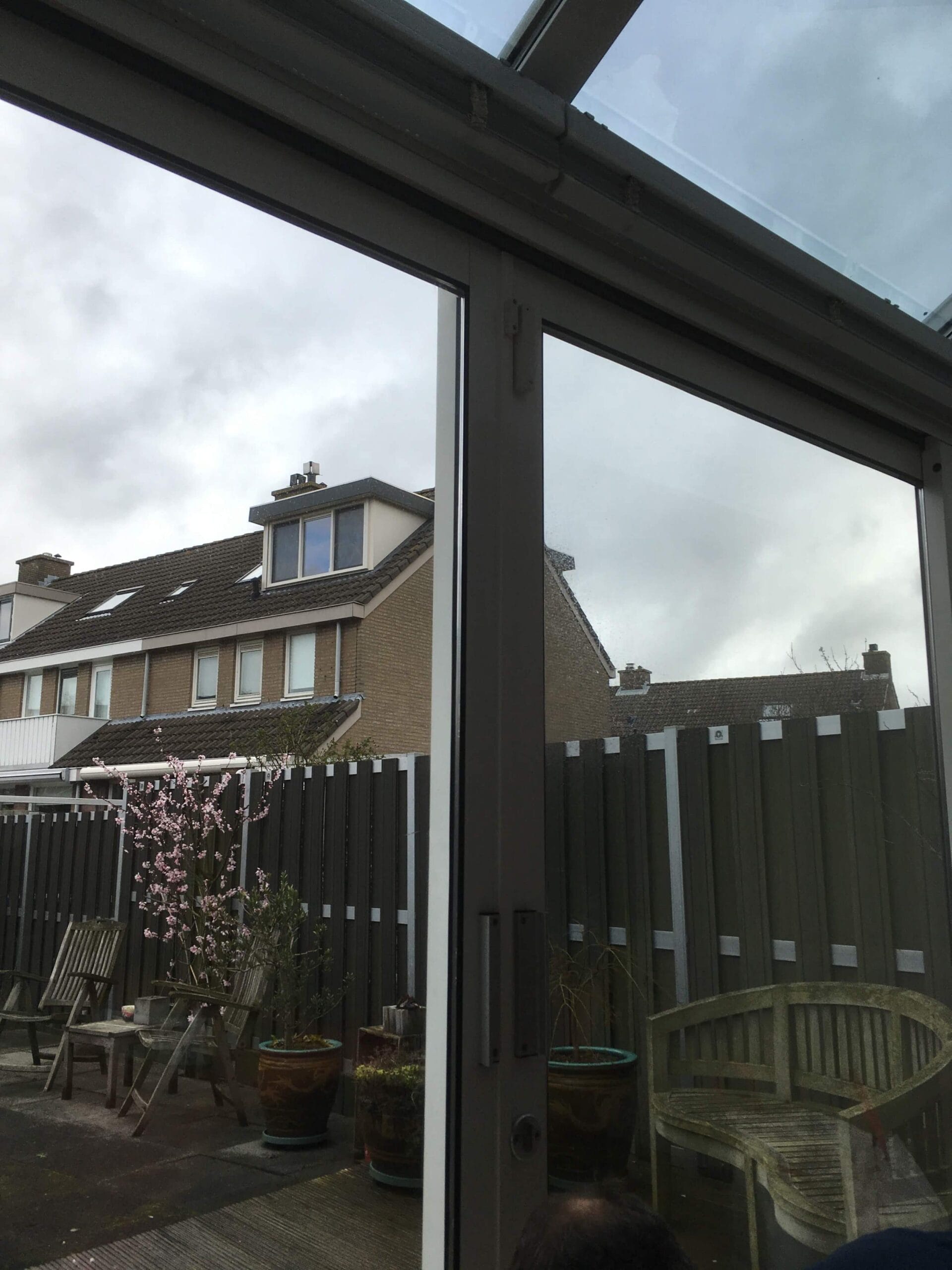 Clearview 60 gemonteerd op verticale beglazing