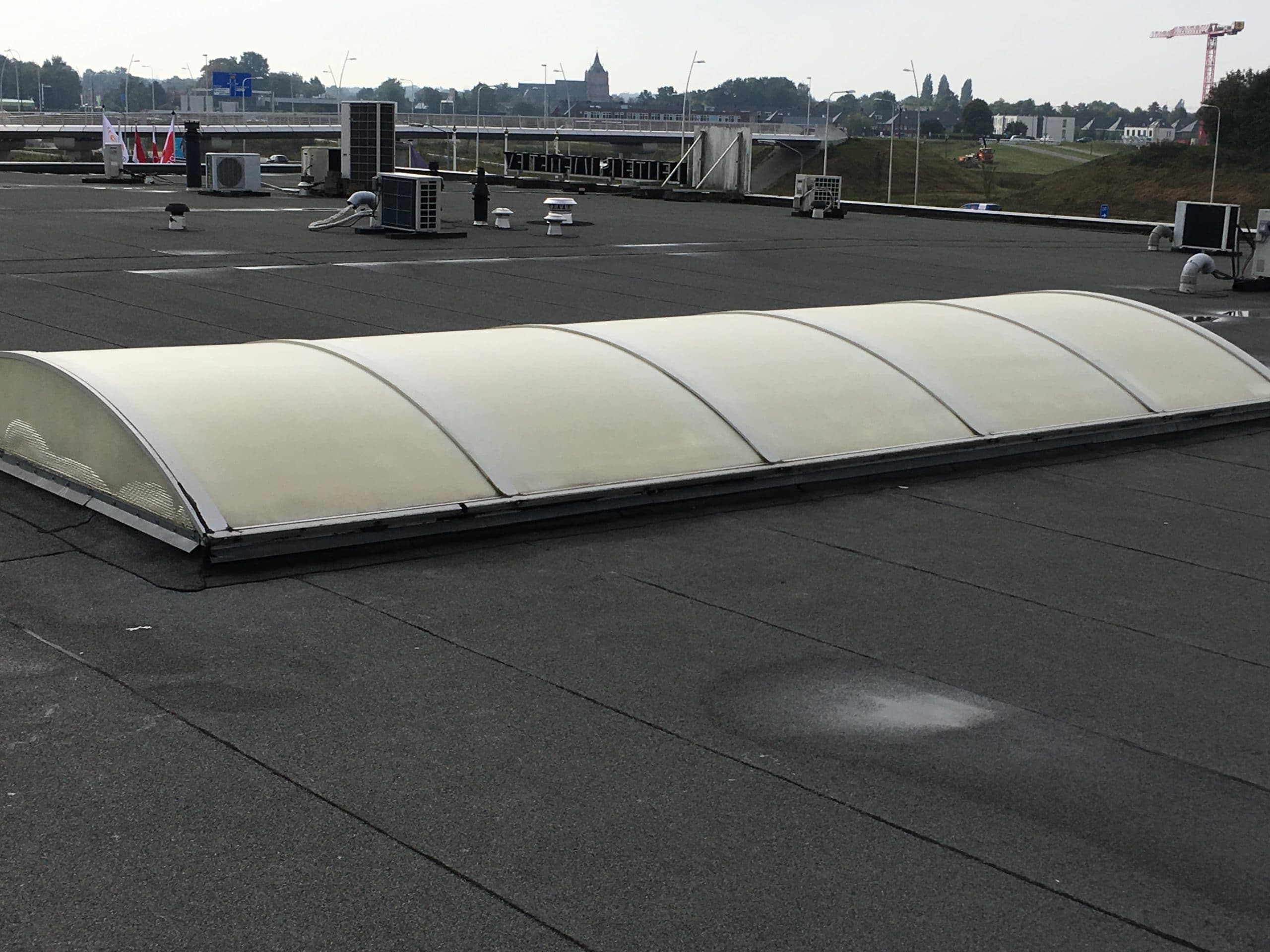 Door het aanbrengen van Sunblock zonnewarmte werende coating op kunststof lichtstraten kan de zonnewarmte wering tot 55% gereduceerd worden. Toepasbaar op kunststof, draadglas of glas