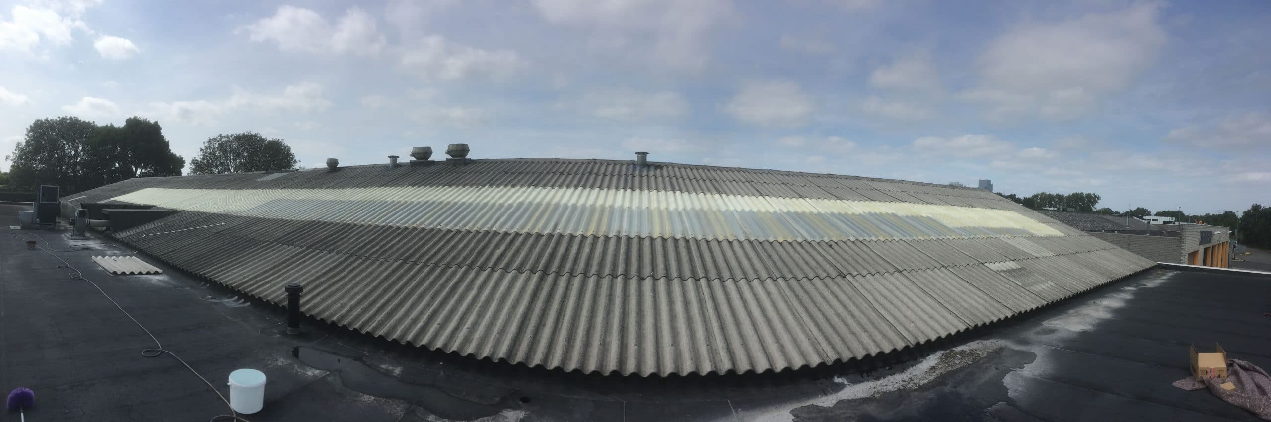 Door het aanbrengen van Sunblock zonnewarmte werende coating op kunststof lichtstraten kan de zonnewarmte wering tot 55% gereduceerd worden. Toepasbaar op kunststof, draadglas of glas