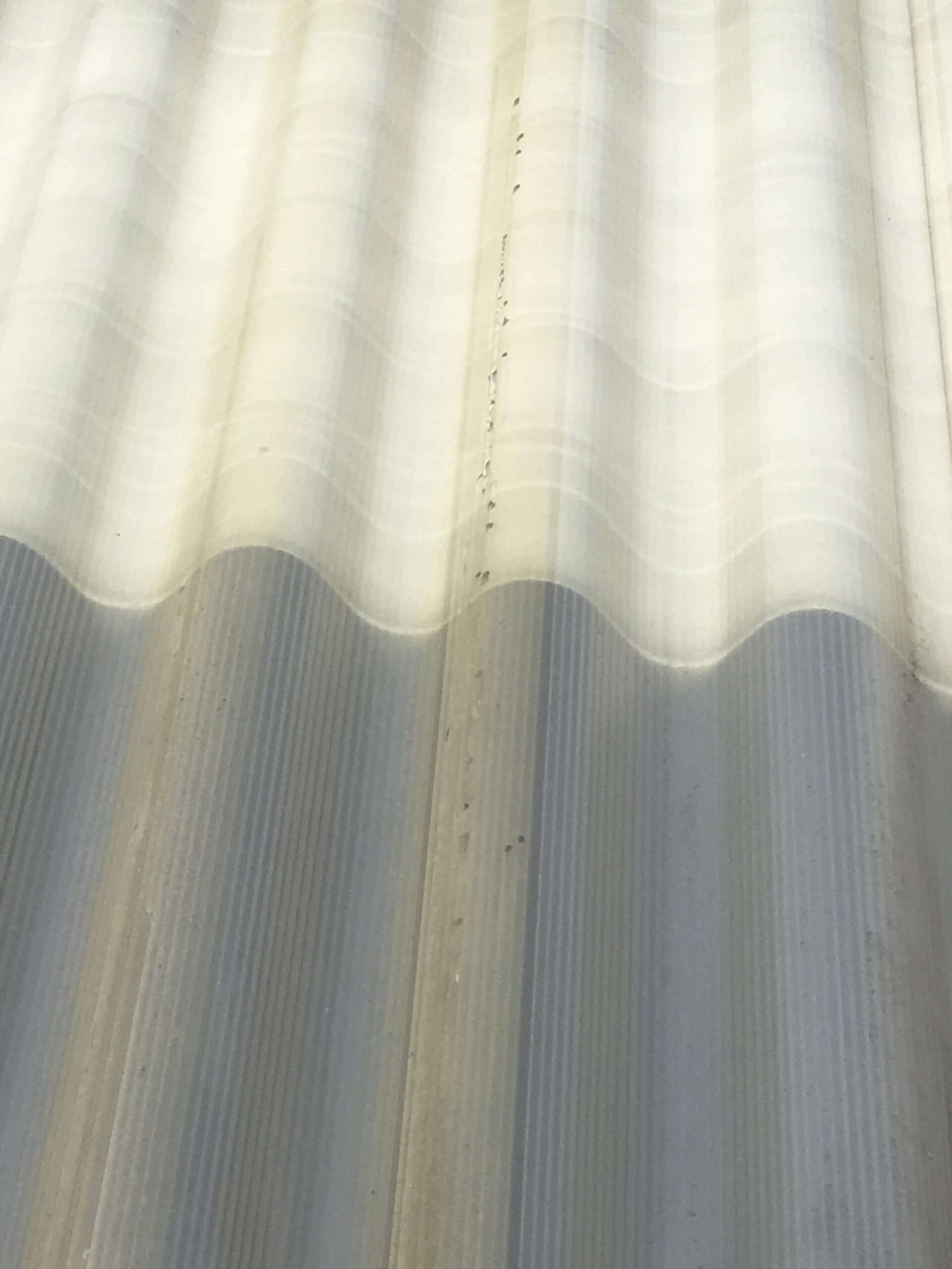 Door het aanbrengen van Sunblock zonnewarmte werende coating op kunststof lichtstraten kan de zonnewarmte wering tot 55% gereduceerd worden. Toepasbaar op kunststof, draadglas of glas