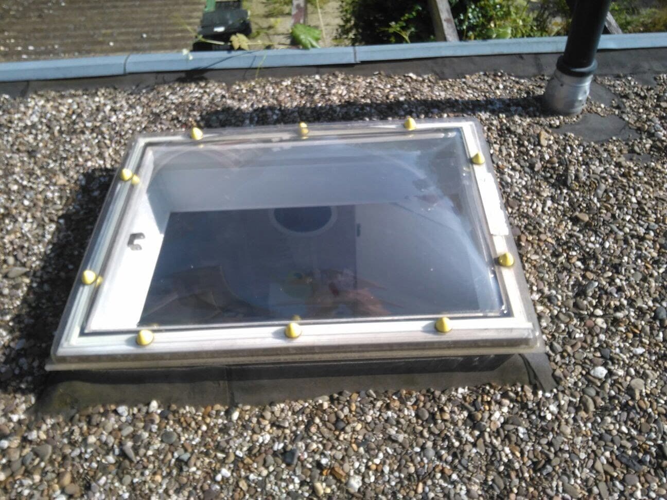 Door het aanbrengen van Sunblock zonnewarmte werende coating op kunststof lichtstraten kan de zonnewarmte wering tot 55% gereduceerd worden. Toepasbaar op kunststof, draadglas of glas