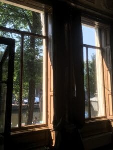 Montage van Sunblock E-save 70 Low-E verbeterd de isolatie waarde van enkel ( monumentaal ) glas naar dubbelglas zonder ook maar het glas te vervangen. De uitstraling of het aangezicht van het pand wordt niet gewijzigd