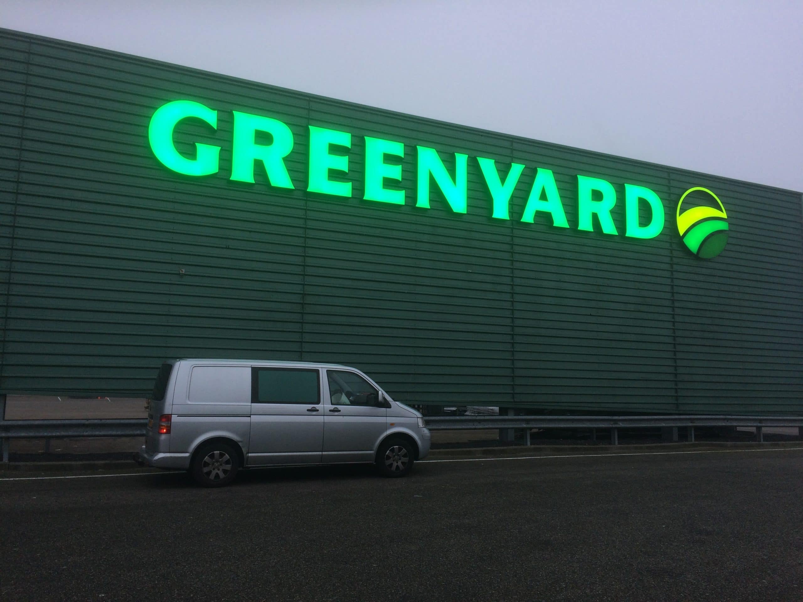 Led lichtreclame voor montage aan de buitenzijde van bedrijven. Duidelijke reclame