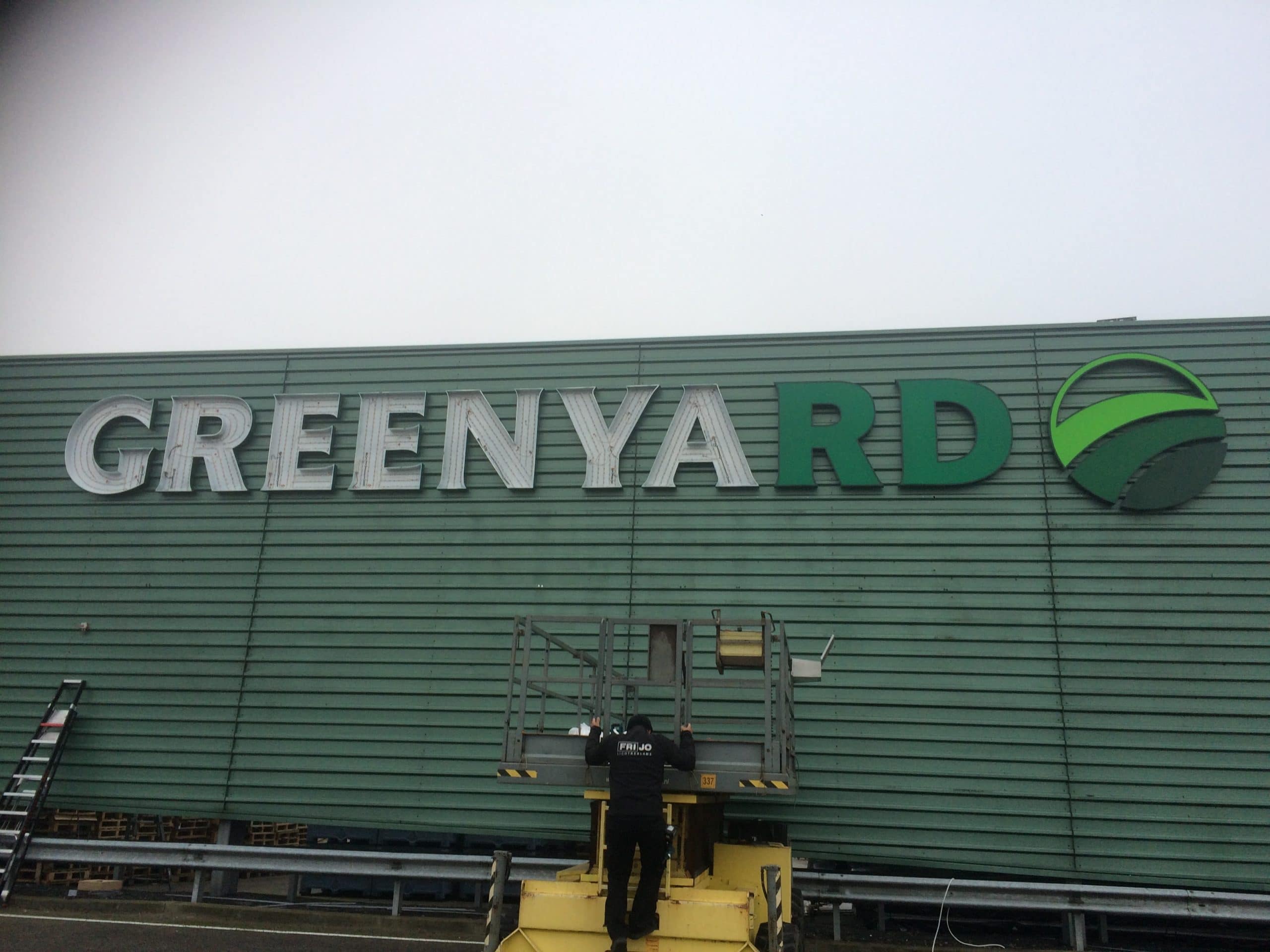 Led lichtreclame voor montage aan de buitenzijde van bedrijven. Duidelijke reclame