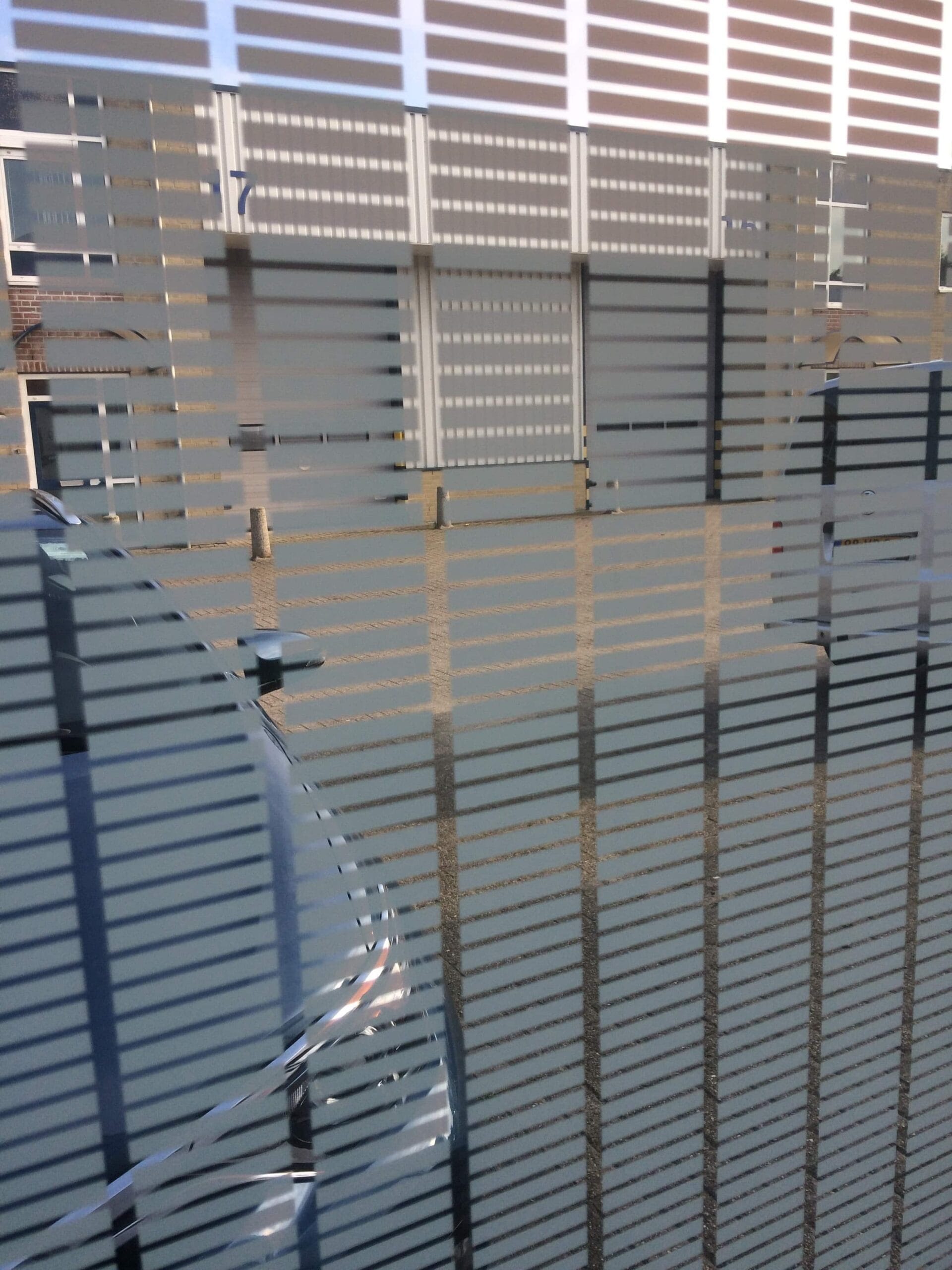 Inkijk beperkende glasfolie ter verhoging van de privacy. Leverbaar in standaard verschillende vormen en figuren of op maat voor u gemaakt