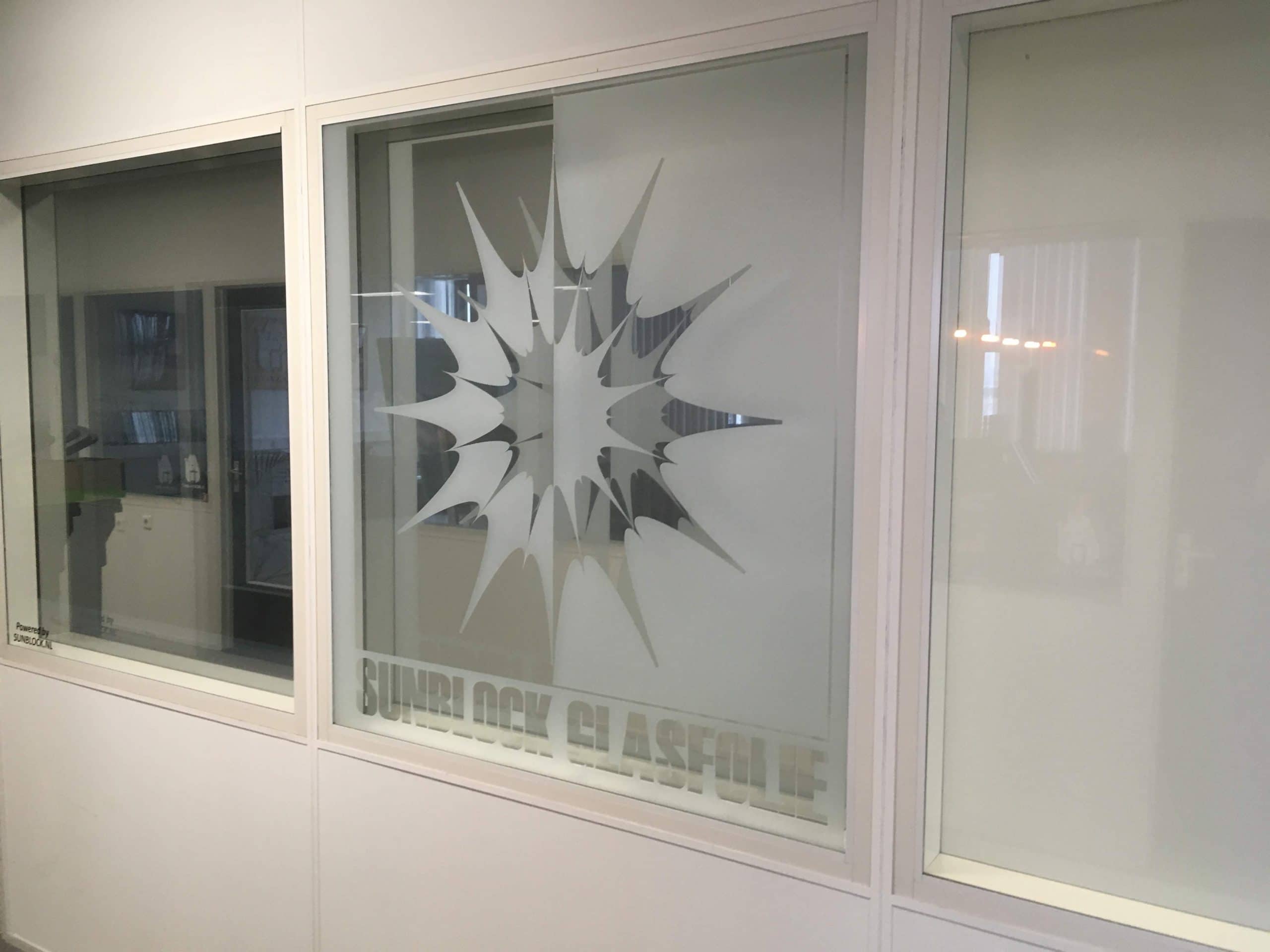 Privacy glasfolie voorzien van logo, teksten of kaders. Voor u op maat gemaakt