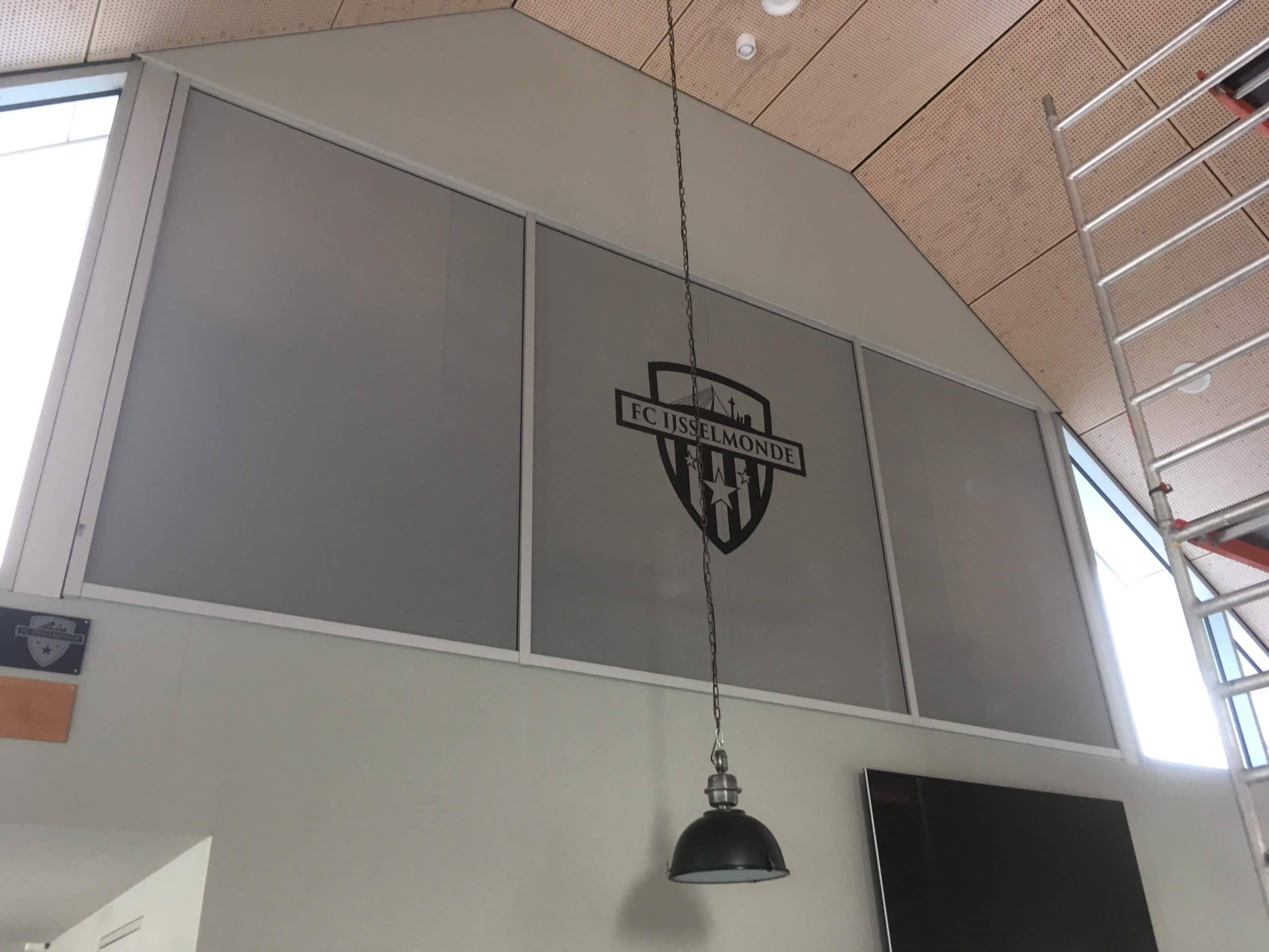 Privacy glasfolie voorzien van logo, teksten of kaders. Voor u op maat gemaakt