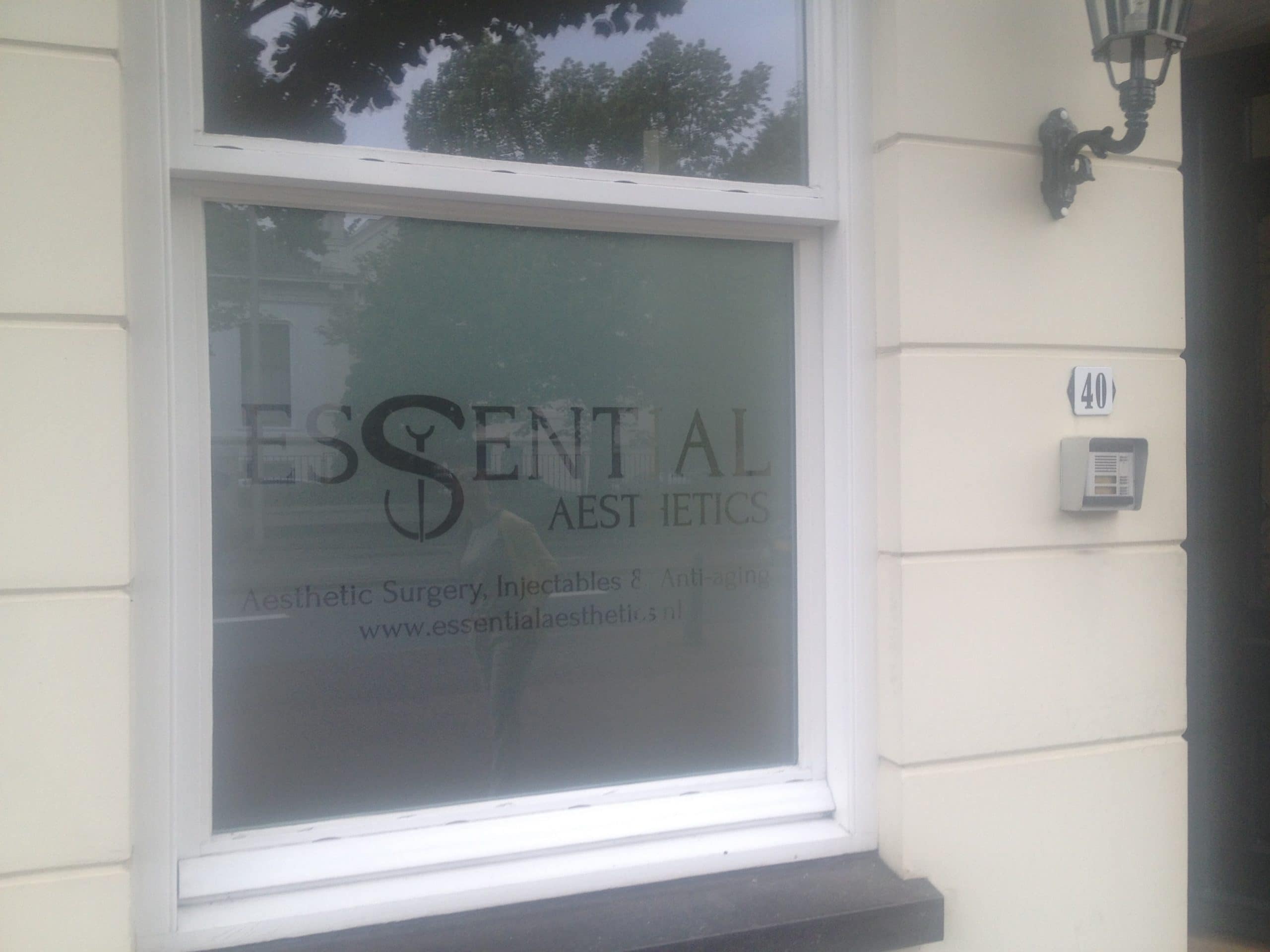 Privacy glasfolie voorzien van logo, teksten of kaders. Voor u op maat gemaakt