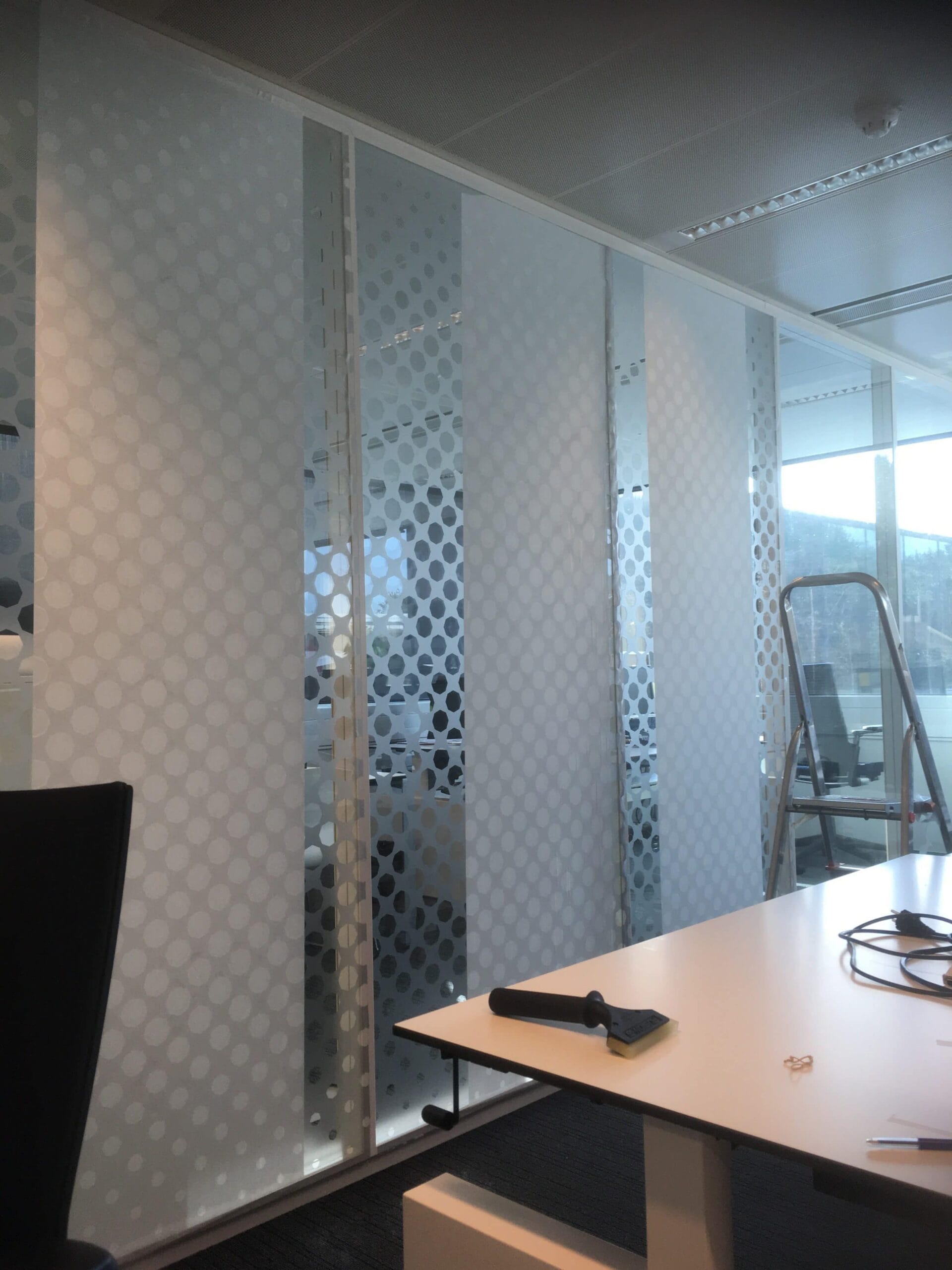 Privacy glasfolie voorzien van logo, teksten of kaders. Voor u op maat gemaakt