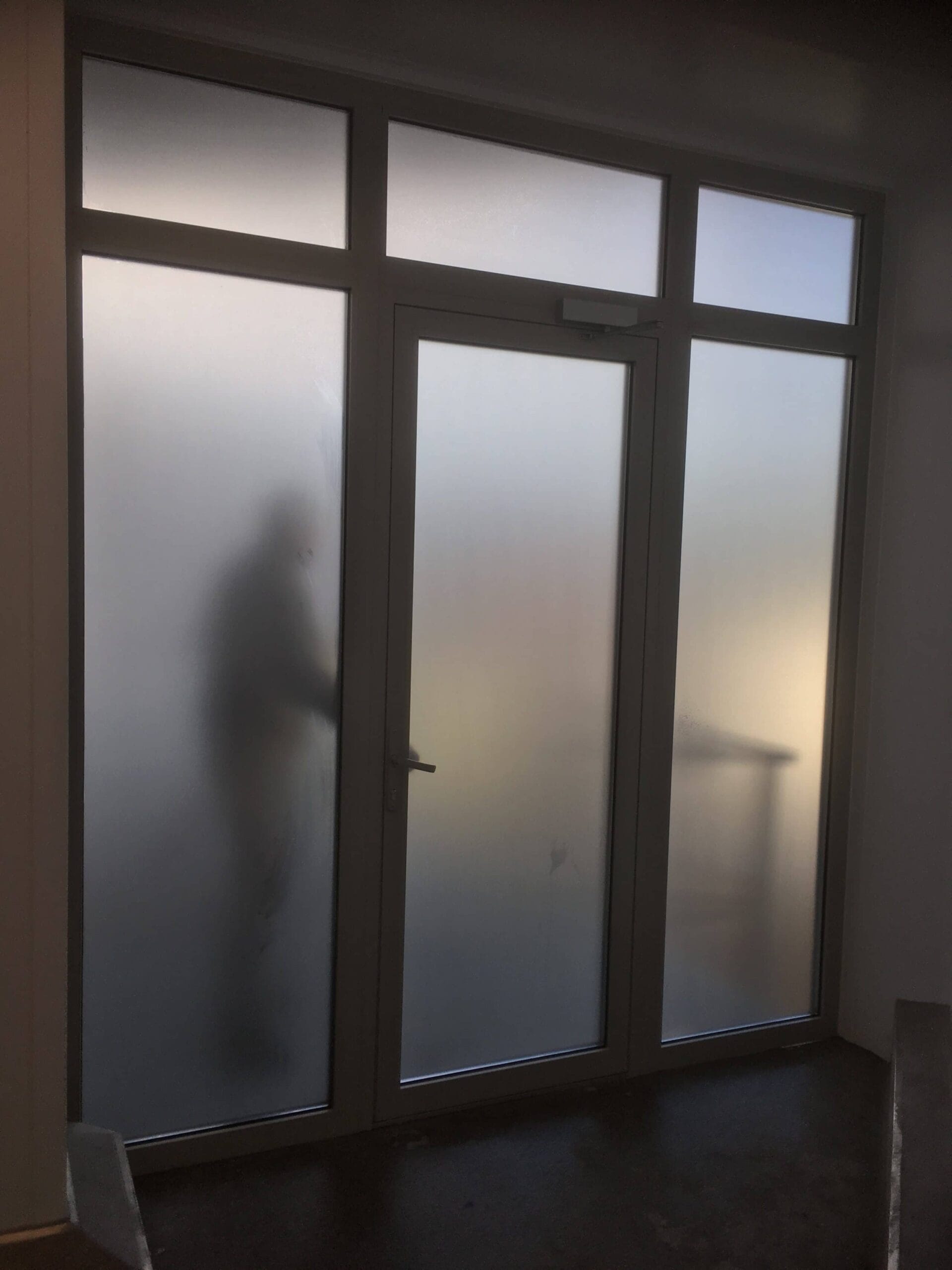 Alsof het glas gezandstraald is, zo ziet het glas eruit na de montage van glassetch van Sunblock. 100% privacy en toch zeer veel daglicht