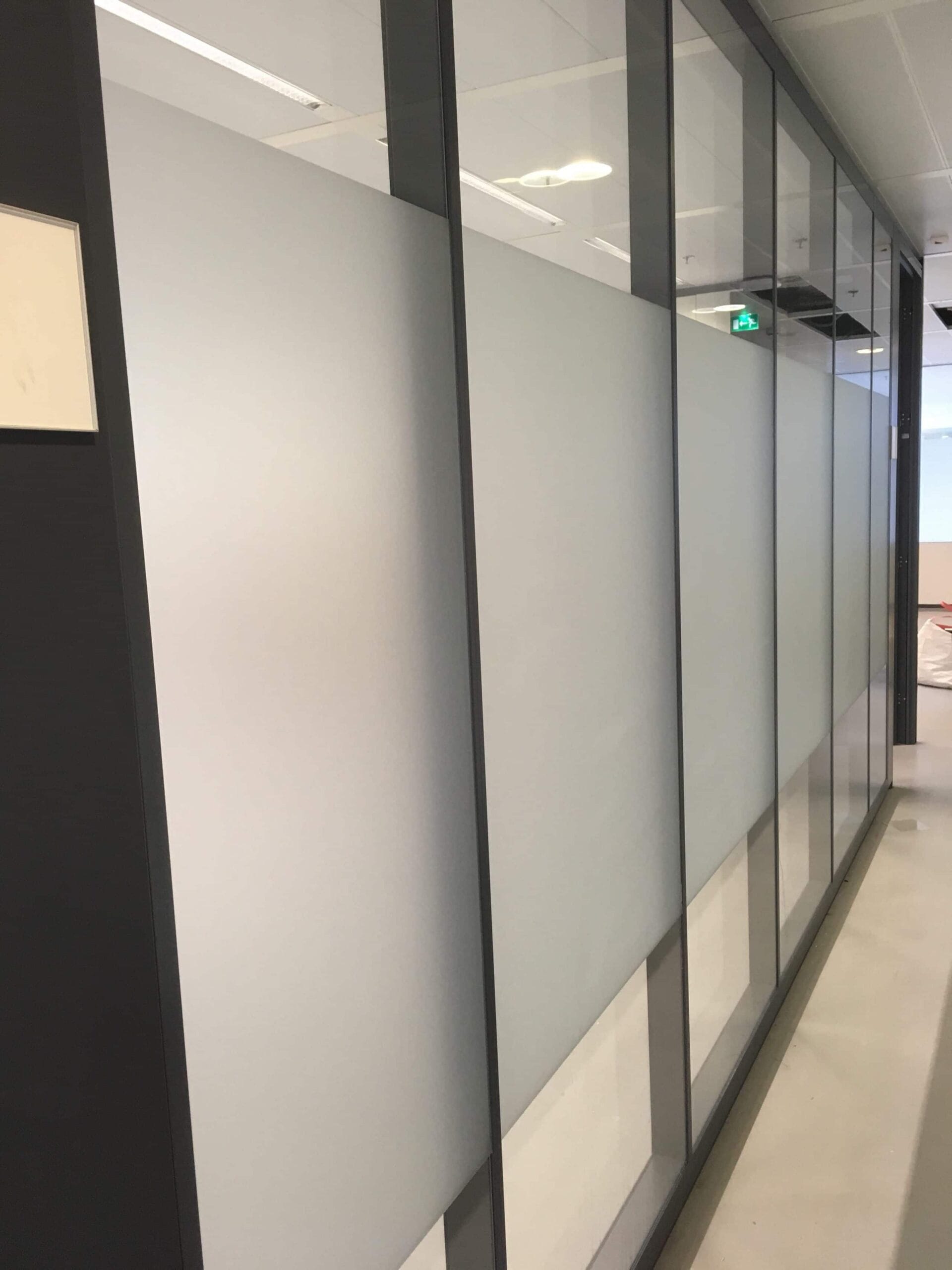 Alsof het glas gezandstraald is, zo ziet het glas eruit na de montage van glassetch van Sunblock. 100% privacy en toch zeer veel daglicht