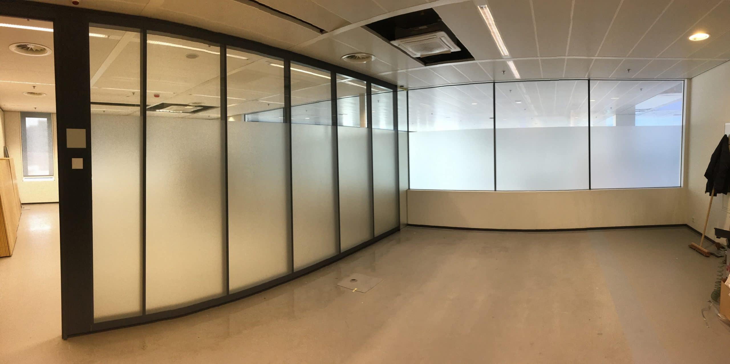 Alsof het glas gezandstraald is, zo ziet het glas eruit na de montage van glassetch van Sunblock. 100% privacy en toch zeer veel daglicht