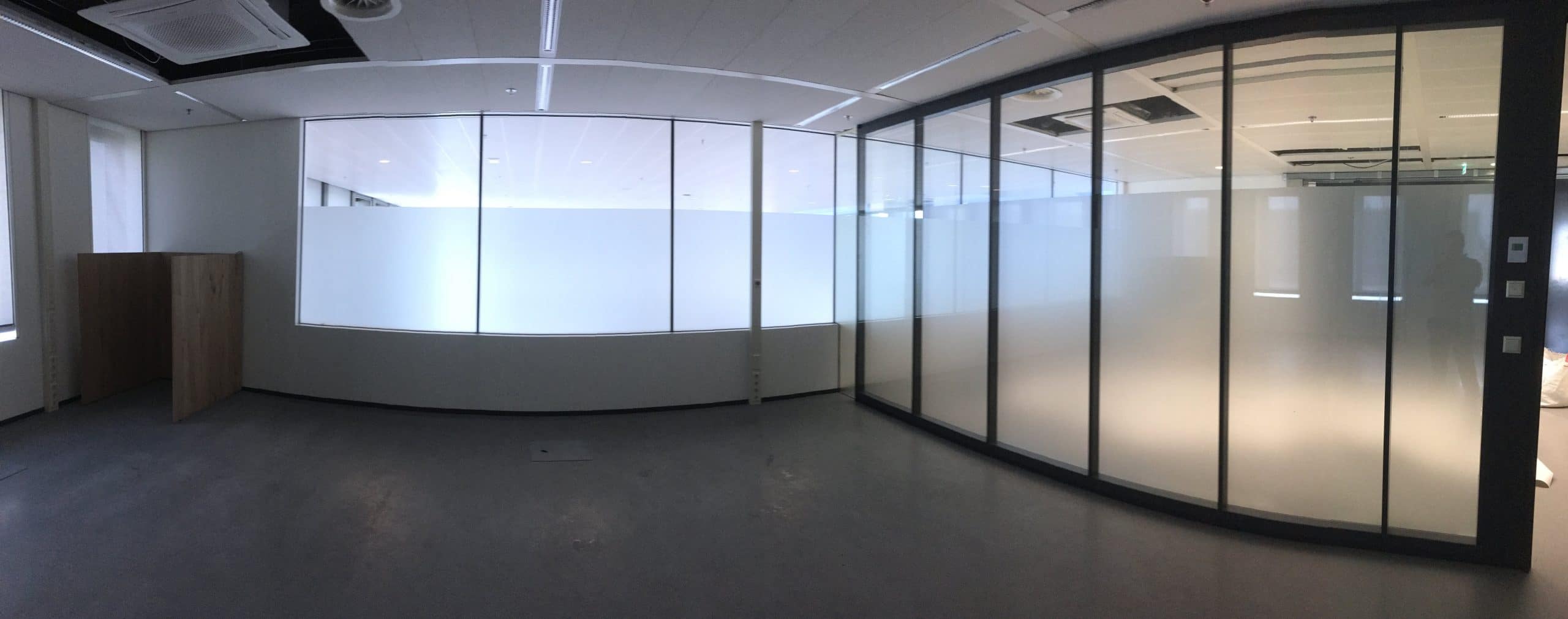 Alsof het glas gezandstraald is, zo ziet het glas eruit na de montage van glassetch van Sunblock. 100% privacy en toch zeer veel daglicht