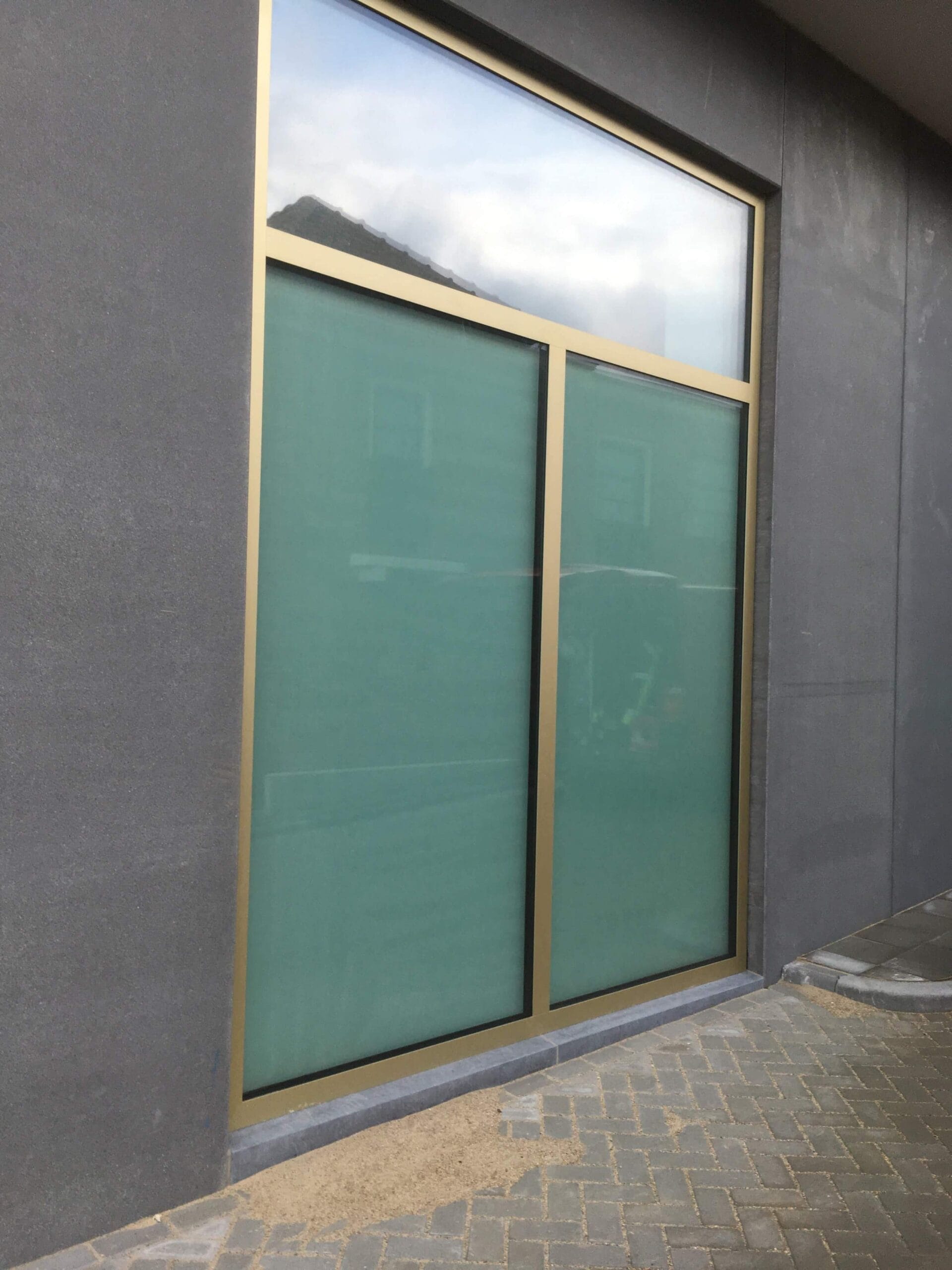 Alsof het glas gezandstraald is, zo ziet het glas eruit na de montage van glassetch van Sunblock. 100% privacy en toch zeer veel daglicht