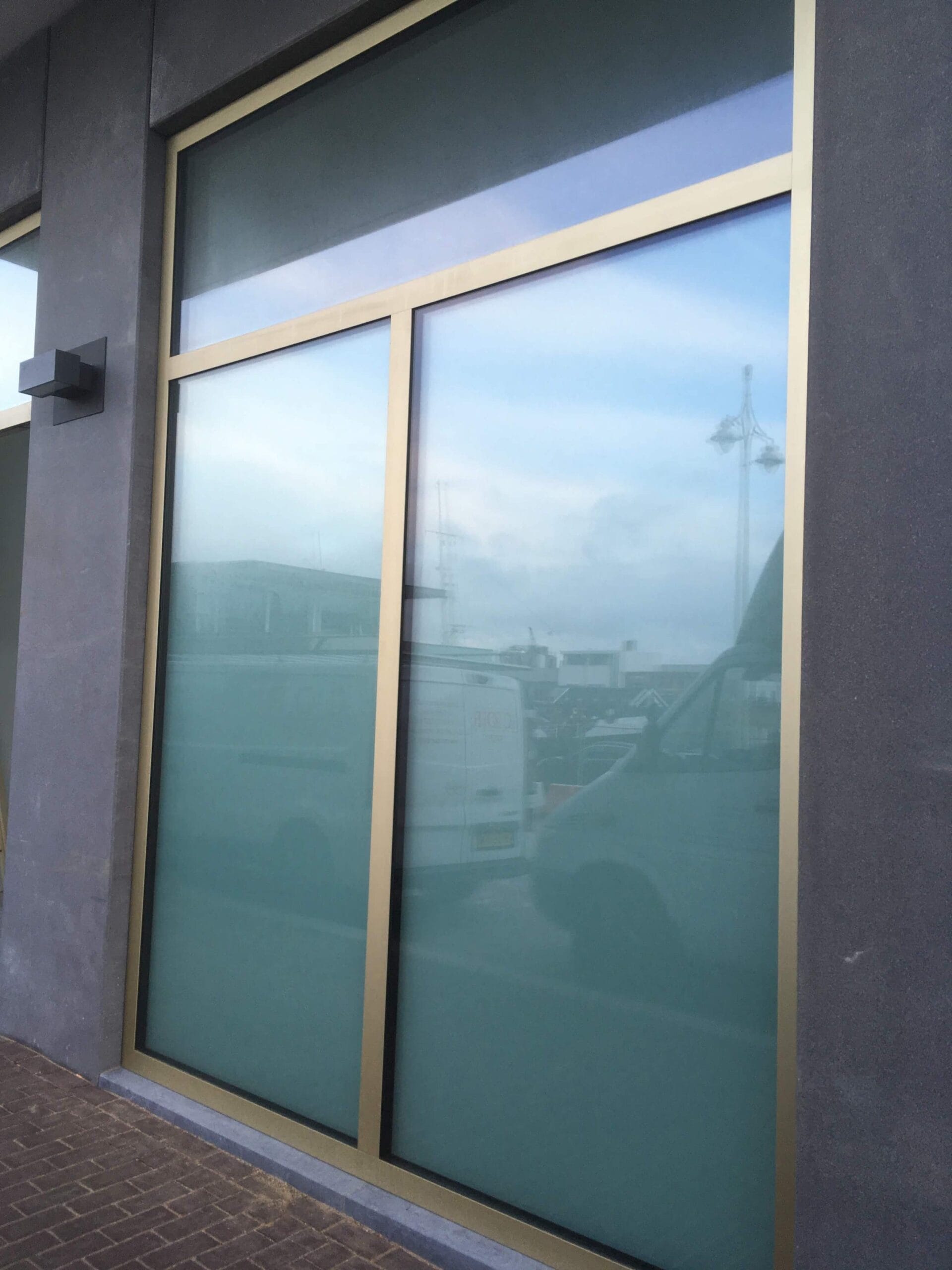 Alsof het glas gezandstraald is, zo ziet het glas eruit na de montage van glassetch van Sunblock. 100% privacy en toch zeer veel daglicht