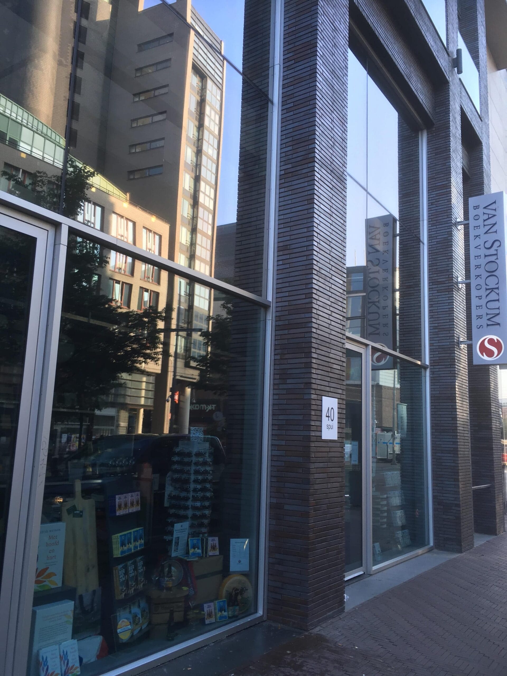Sunblock OSX80 gemonteerd op de etalage ruiten van Boekhandel de Vries & van Stockum aan het Spui in den Haag. Totaal niet opvallend met een hoge zonnewarmte wering