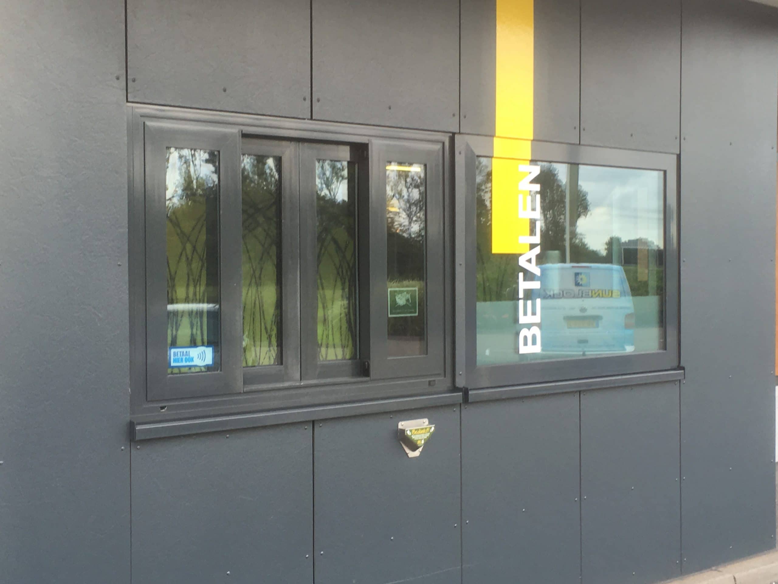 Mc Donalds Almere & Lelystad voorzien van Sunblock OSX80 glasfolie. Weert tot 54% van de zonnewarmte en is niet opvallend of storend aanwezig