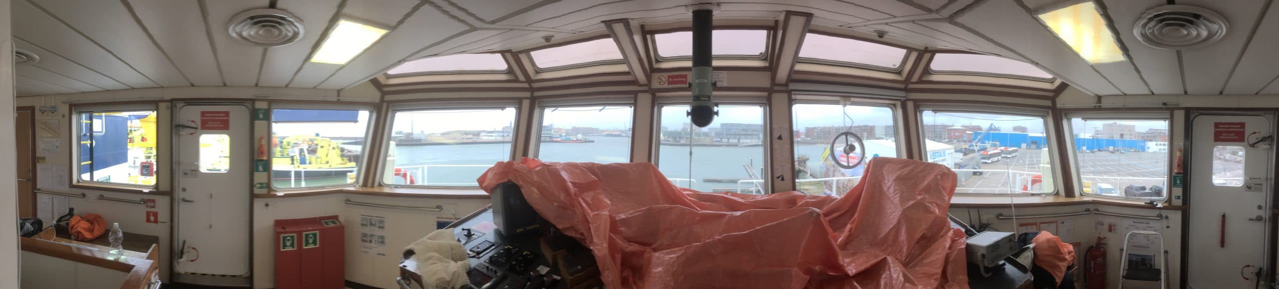 Ook het glas op de brug van een schip wordt voorzien van Sunblock 100 micron scherfbindende glasfolie waarmee letsel van rondvliegend glas wordt voorkomen