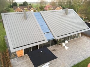 Glazen dak constructie voorzien van Sunblock Stainless Steel 15 teneinde de zonnewarmte buiten de woning te houden