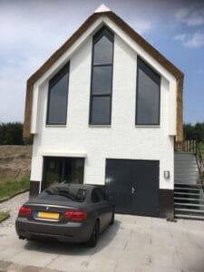 Sunblock Stainless Steel 40 gemonteerd op de ramen van een nieuw bouw woning om de zonnewarmte te reduceren