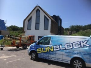 Sunblock Stainless Steel 40 gemonteerd op de ramen van een nieuw bouw woning om de zonnewarmte te reduceren