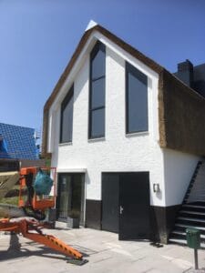 Sunblock Stainless Steel 40 gemonteerd op de ramen van een nieuw bouw woning om de zonnewarmte te reduceren