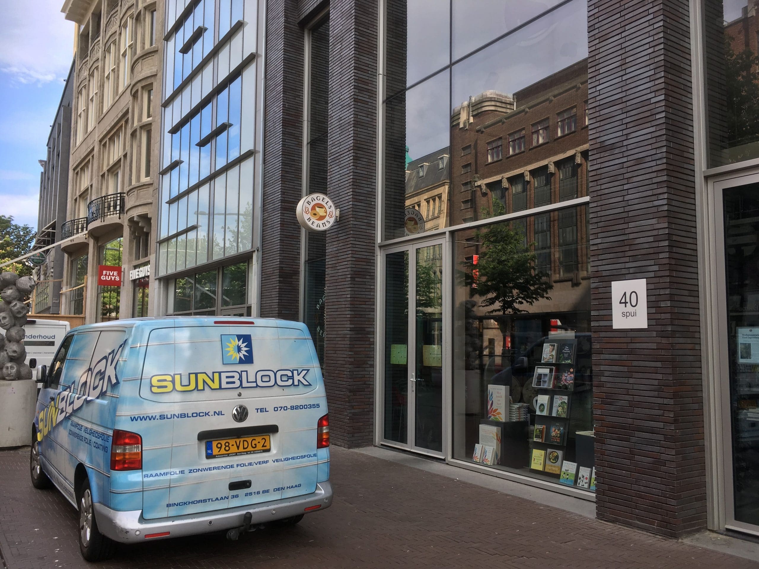Sunblock Stainless Steel 40 gemonteerd op de boven etalage ruiten van Boekhandel de Vries & van Stockum aan het Spui in den Haag. Weinig opvallend met een hoge zonnewarmte wering