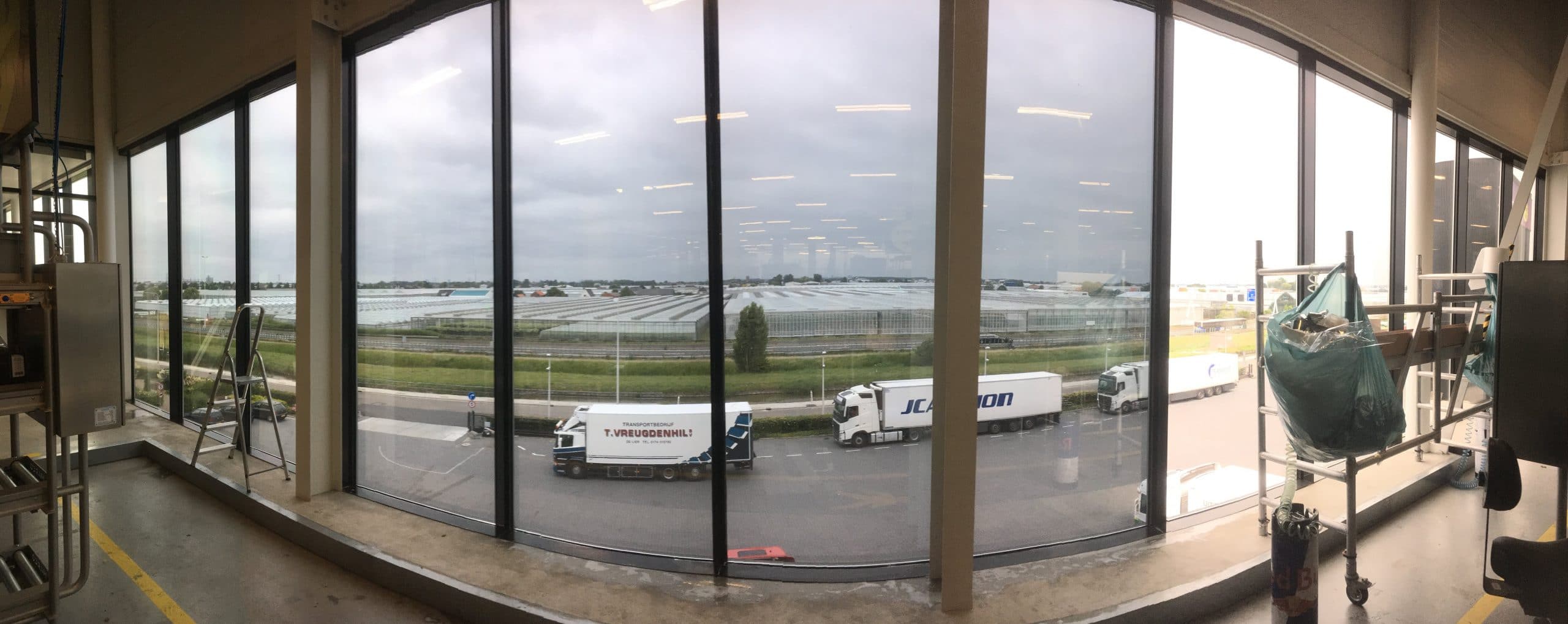 Nature's Pride - Maasland - Productie ruimte werd voorzien van Sunblock Truevue 15 teneinde de hinderlijke schittering van het zonlicht weg te nemen