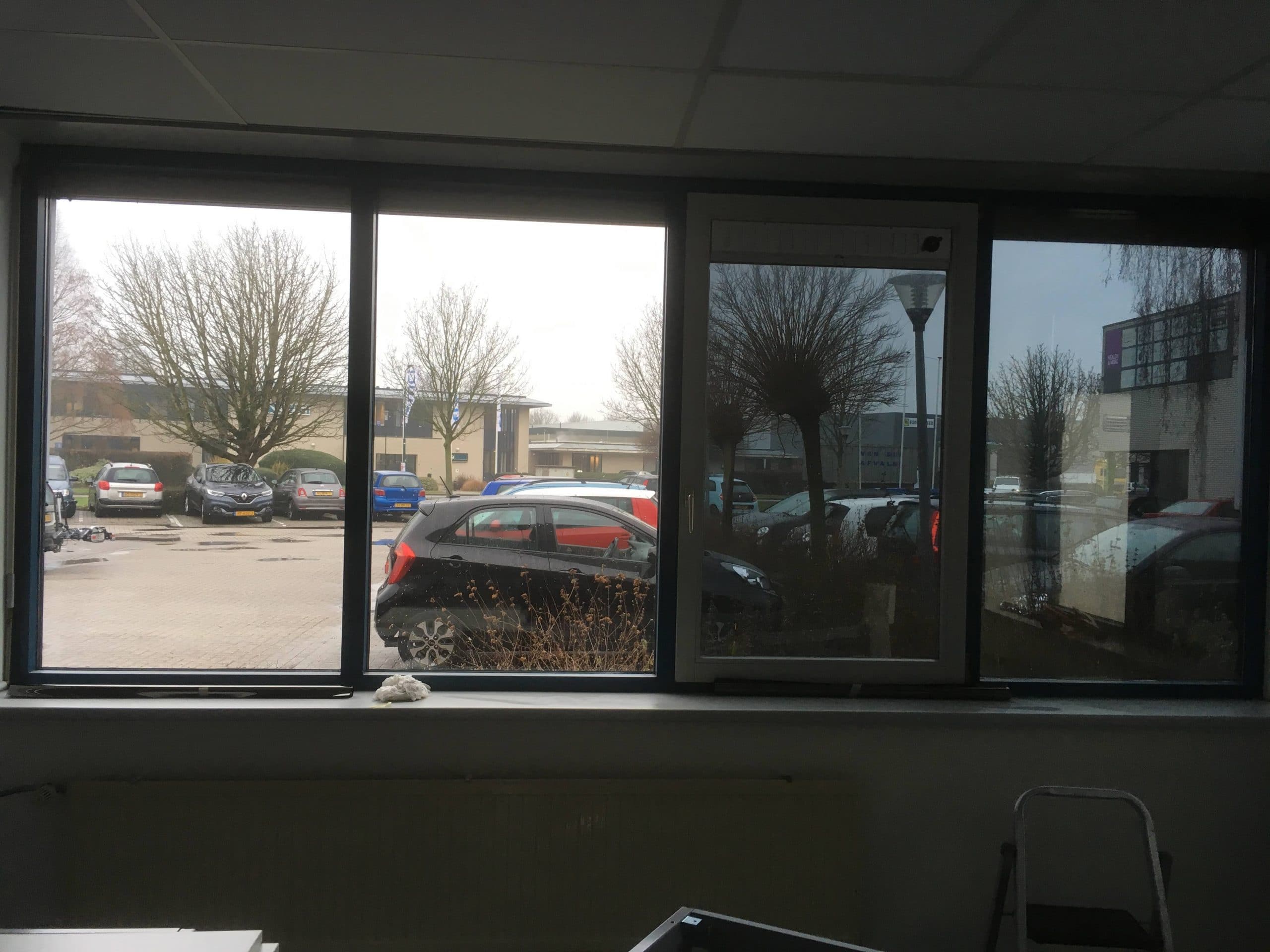 Bedrijfsruimte voorzien van Sunblock Truevue 15 teneinde de inkijk van buiten sterk te reduceren. Gelijk wordt de instraling van de zonnewarmte gigantisch vermindert