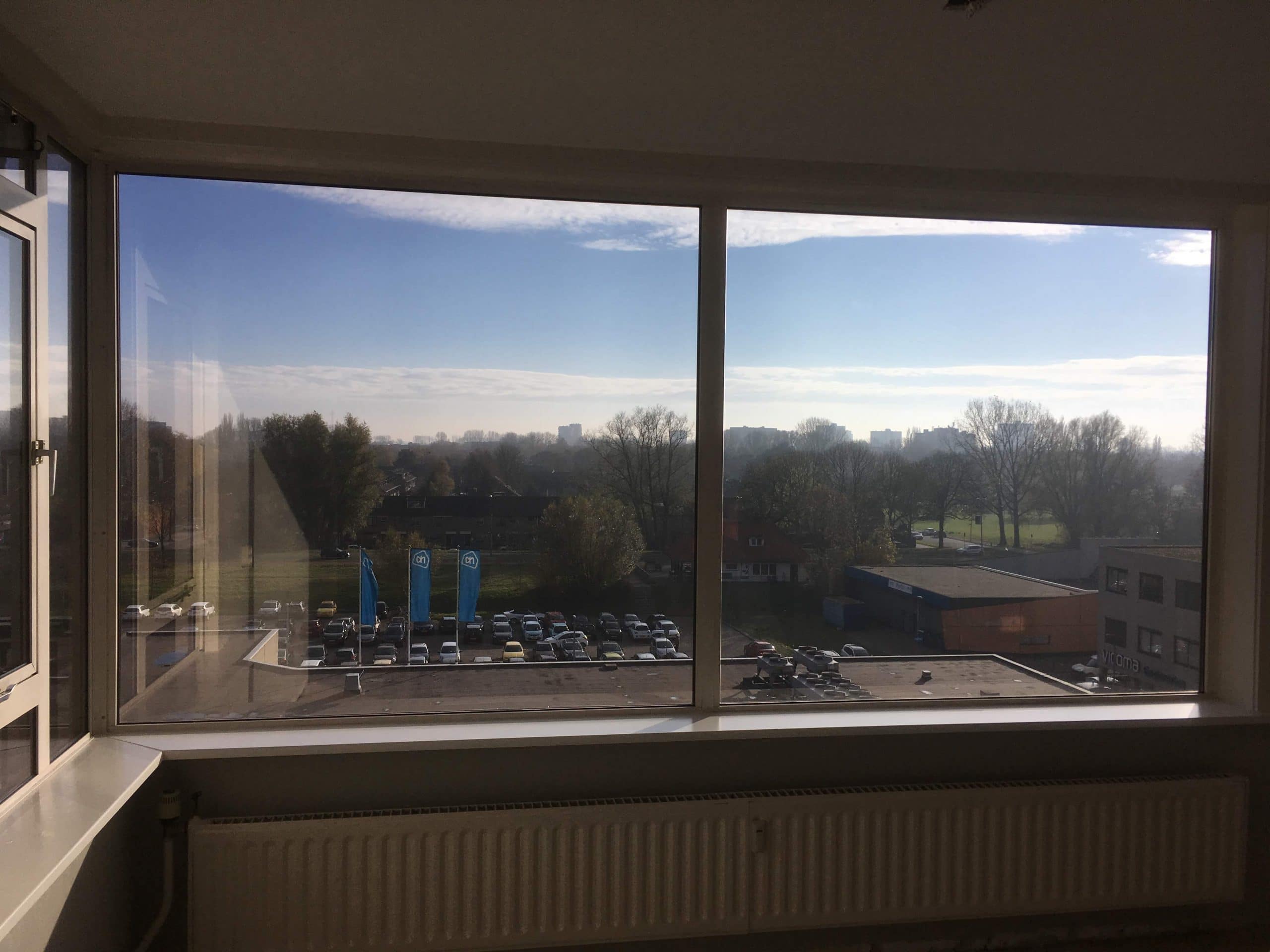 Particuliere woning voorzien van Sunblock Truevue 15 zodat men met lichtallergie toch vrij door de woning kan bewegen en niet de gordijnen alle dagen hermetisch gesloten hoeft te houden