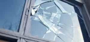 Gebroken ruit bijeengehouden door glasfolie