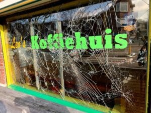 Gebroken ruit van Leo's koffiehuis glas voorzien van sterk inbraakvertragende glasfolie