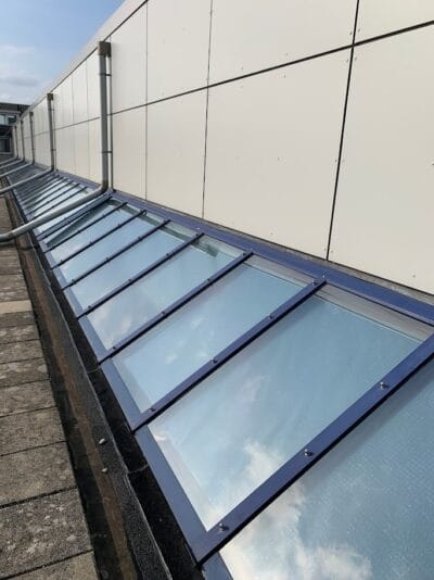 Draadglas lichtstraat voorzien van Sunblock OSX50 glasfolie