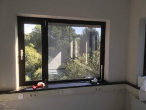 Sunblock sterk inbraak vertragende glasfolie met spiegelende inkijk beperking 200micron 8mil zilver 20 - een raam zonder folie de andere met genoemde folie